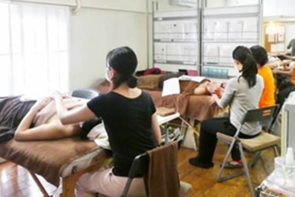 受講生がマッサージを学んでいる様子
