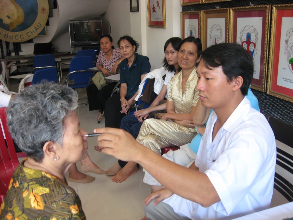 ベトナムの顔ツボ療法セラピストと患者さん