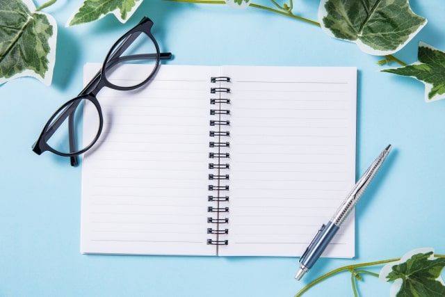 白いノートと眼鏡とペン