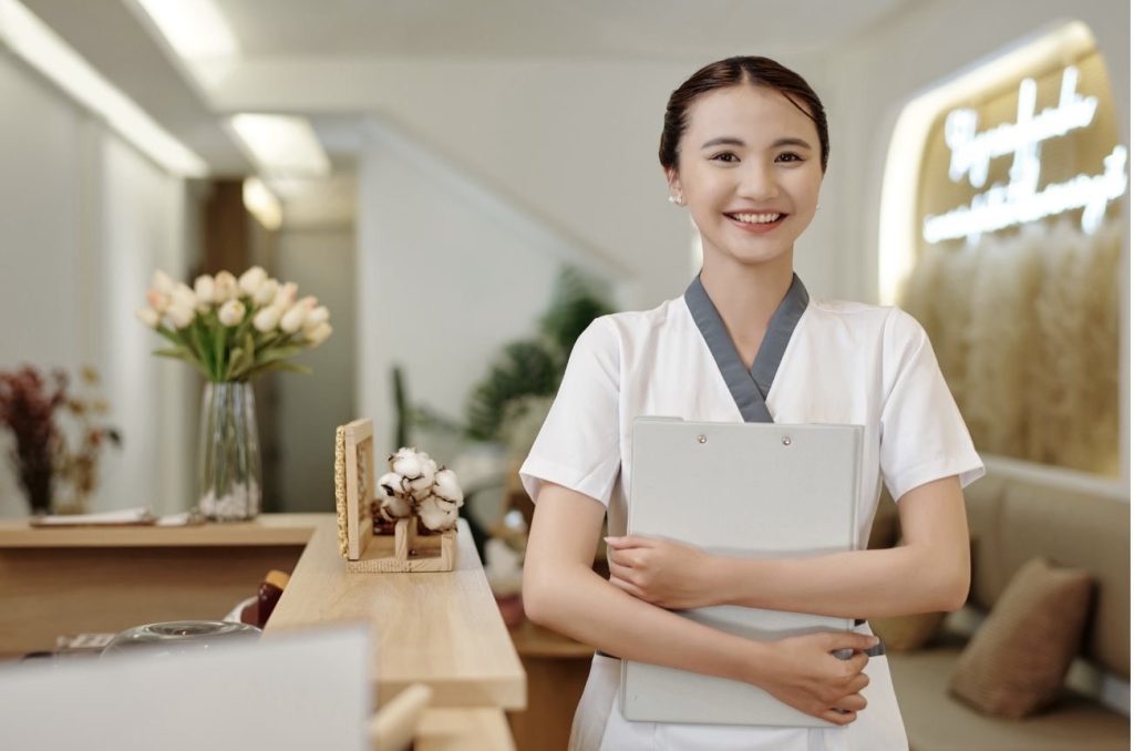 ラグジュアリーなホテルで働くホテルスパセラピスト、アロマセラピスト