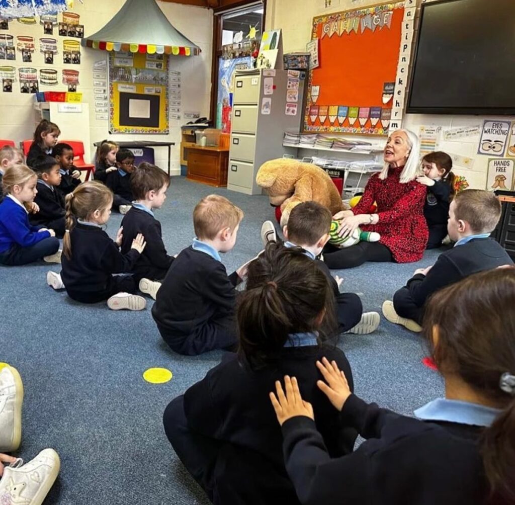 小学校で子ども同士がおこなうタッチセラピー、ストーリーマッサージ